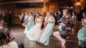 Cours de danse Mariage / Ouverture de bal wedding dance 2 300x169 - Cours de danse Mariage / Ouverture de bal
